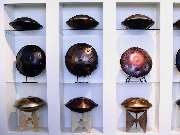 Handpan.World Showroom München - Wir haben immer eine repräsentative Auswahl an Handpans zahlreicher Hersteller zum Ausprobieren vor Ort. Eine große Vergleichbarkeit unterschiedlicher Stimmungen, Materialien und Preisklassen ist die wichtigste Grundlage f