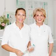 Dr. Paula Göser und Dr. Christel Pfeifer im Haus der Zahngesundheit Köln – ein erfahrenes Ärztinnenteam für ganzheitliche Zahnmedizin und moderne Kieferorthopädie.