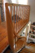 Haus- und Hof-Schreiner Hartmut Steil - Die Treppe zum Dachgeschoss bekommt ein schwungvolles Geländer.