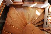 Haus- und Hof-Schreiner Hartmut Steil - ... wird zu einer schönen Wendeltreppe aus Lärchenholz.