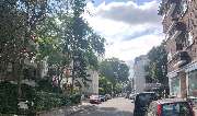 HDI Versicherungen: Dominik Santos Marques - Ausblick in die Niederkasseler Straße 2, 40547 Düsseldorf vor der HDI Generalvertretung.