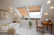 HF WOHNTREND  |  Trockenbau & Raumdesign - Beige Plissees einfarbig im Bad an Dachfenstern. Farbige Plissees und Jalousien als Sichtschutz sind besser als Gardinen oder Vorhänge. Passen in jede Fensterform. Perfekt für schöne Farbstimmung im Raum. Wurzbac