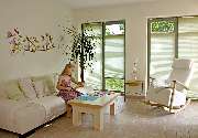 HF WOHNTREND  |  Trockenbau & Raumdesign - Helle, weiße, hellgrüne Plissees im Wohnzimmer an bodentiefen Fenstern und Balkontür. Farbige Plissees und Jalousien als Sichtschutz sind besser als Gardinen oder Vorhänge. Passen in jede Fensterform. Perfekt für