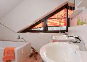 HF WOHNTREND  |  Trockenbau & Raumdesign - Oranges Plissee im Badezimmer, dreieckiges Fenster. Farbige Plissees und Jalousien als Sichtschutz sind besser als Gardinen oder Vorhänge. Passen in jede Fensterform. Wurzbach, Bad Lobenstein, Saale-Orla kreis, K