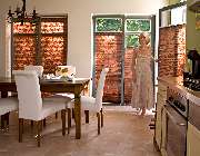 HF WOHNTREND  |  Trockenbau & Raumdesign - Plissee im warmen Braun-/ Orangeton im Wohnzimmer mit Muster, an bodentiefen Fenstern und Balkontür. Farbige Plissees und Jalousien als Sichtschutz sind besser als Gardinen oder Vorhänge. Passen in jede Fensterfo