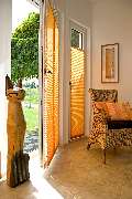 HF WOHNTREND  |  Trockenbau & Raumdesign - Plissee im warmen Gelb-/ Orangeton im Flur an bodentiefen Fenstern und Balkontür. Farbige Plissees und Jalousien als Sichtschutz sind besser als Gardinen oder Vorhänge. Passen in jede Fensterform. Perfekt für sch
