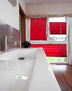HF WOHNTREND  |  Trockenbau & Raumdesign - Rote Plissees einfarbig im Bad an Fenster und Glasfront. Farbige Plissees und Jalousien als Sichtschutz sind besser als Gardinen oder Vorhänge. Passen in jede Fensterform. Perfekt für schöne Farbstimmung im Raum.