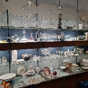 - Möbel & Hausrat -