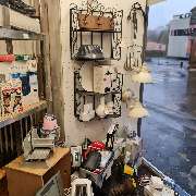 - Möbel & Hausrat -