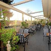 Gartenterrasse mit automatischem Dach