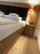 Hotel Sonnenhügel Bad Bevensen - Alle Zimmer sind Komfort Zimmer und mit besonderen Lichtleisten am Bett ausgestattet. Wenn Sie nachts aufstehen, weist Ihnen die Lichtkeiste den Weg ins Bad, ohne dass Sie helles Licht einschalten müssen.