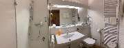 Hotel Sonnenhügel Bad Bevensen - Die modernen Badezimmer sind mit einer komfortablen Dusche, einer Toilette sowie vielen Extras wie Föhn, wärmende Heizkörper und Handtüchern ausgestattet.