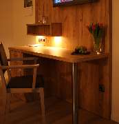 Hotel Sonnenhügel Bad Bevensen - Schreibtisch und Kühlschrank