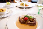 Lassen Sie sich in unserem Restaurant verwöhnen. - Hotel und Restaurant Traube, Neuffen