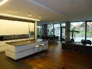 Hubert Bader Holzbau GmbH - Bei uns ist alles möglich. Wie hier mit raumhohen Fassadenelementen und wandflächenbündigen Fußbodenleisten.