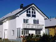 Hubert Bader Holzbau GmbH - Da der Dachraum bei diesem Objekt vorher zu niedrig war, wurde das komplette Dach demoniert. Die Außenwände wurden um ca. 50cm erhöht und ein neues Dach mit komplettem Innenausbau erstellt.