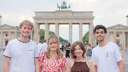 Humboldt-Institut Berlin - Sprachschule für Deutschkurse - Schülerinnen und Schüler vor dem Brandenburger Tor