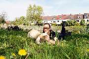 Hundeberatung für Familienhunde - Kluge Hunde - Entspannung, Vertrauen und Nähe – dieser Moment zeigt, wie tief die Beziehung zwischen Mensch und Hund sein kann.