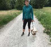 Hundeberatung für Familienhunde - Kluge Hunde - In unserer Ausbildung steht die enge Zusammenarbeit zwischen Mensch und Hund im Vordergrund. Hier begleitet ein Blindenführhund seine Halterin sicher durch die Natur.