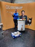 Hundeschule Martin Rütter Göppingen-Heidenheim - Hundeschule Martin Rütter Göppingen-Heidenheim Hundetrainerin am Infostand der Hundeschule Martin Rütter, Informationsveranstaltung und Beratung für Hundebesitzer, Networking auf Messe oder Event.