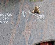 Hundhausen GbR - Grabmale - Hobbyschneiderin