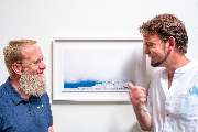 IB Gosch - fineArt prints & Einrahmungen - Der Fotograf Martin Stock gemeinsam mit Marius Gosch von der Firma IB Gosch in Kiel vor einem gerahmten Motiv des Künstlers im HALBE Distanzrahmen