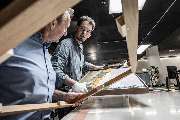 IB Gosch - fineArt prints & Einrahmungen - Frank Reimer und Marius Gosch von der Firma IB Gosch in Kiel beraten über Einrahmungen mit Schattenfugenrahmen.