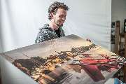 IB Gosch - fineArt prints & Einrahmungen - IB Gosch Geschäftsinhaber Marius Gosch mit einem Großformatdruck eines Eckernförde-Motivs von Oliver Franke im Fine Art Print, kaschiert auf Aluminiumverbundplatte