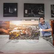 IB Gosch - fineArt prints & Einrahmungen - IB Gosch Geschäftsinhaber Marius Gosch mit einem Großformatdruck eines Kiel-Motivs von Oliver Franke im Fine Art Print, kaschiert auf Aluminiumverbundplatte
