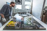 IB Gosch - fineArt prints & Einrahmungen - IB Gosch Inhaber Marius Gosch prüft die Einrahmung eines im Fine Art Print gedruckten Motivs des Fotografen Oliver Franke.