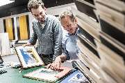 IB Gosch - fineArt prints & Einrahmungen - IB Gosch Inhaber Marius Gosch und sein Mitarbeiter Frank Reimer beraten über die Auswahl von Passepartouts anhand zweier Fotomotive der Fotografen Heinz Teufel und Oliver Franke.