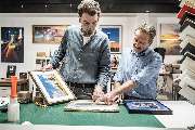 IB Gosch - fineArt prints & Einrahmungen - IB Gosch Inhaber Marius Gosch und sein Mitarbeiter Frank Reimer beraten über die Auswahl von Passepartouts anhand zweier Fotomotive der Fotografen Heinz Teufel und Oliver Franke.