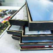 IB Gosch - fineArt prints & Einrahmungen - Schattenfugengerahmte fineArt objects auf Aluminiumverbundplatte von IB Gosch in Kiel. Schwarze Schattenfugenrahmen mit goldener Sichtleiste