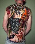 Inklabs Tattoo Studio - Halle - Ares oder Mars als Backpiece im Neotraditional Style, ein Gesicht mit Helm und Bart und eine Hand und ein Schwert. kräftiges rot und schwarz ist zu sehen und andere farbliche Akzente