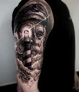 Inklabs Tattoo Studio - Halle - Black and Grey Realistic Tattoo auf dem Oberarm. Ein Leuchtturm und ein alter Seeman.