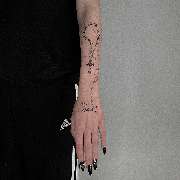 Inklabs Tattoo Studio - Halle - Cybersigilism Rosenkranz mit Schrift und feinem Tribal im Hintergrund