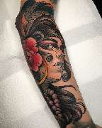 Inklabs Tattoo Studio - Halle - eine schöne Frau im neotraditional Style auf dem Unterarm, halbseitliches Profil und bunt.