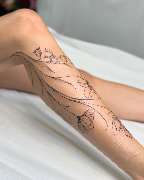 Inklabs Tattoo Studio - Halle - freihand angezeichnet und dann tätowierte fineline Blumen auf dem Unterschenkel. Feminin angebracht.