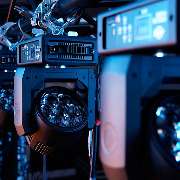 LED-Moving Heads an einer schwarzen Traverse installiert.