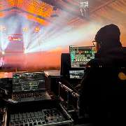 Lichttechniker von innoevents bei der Programmierung der Lichttechnik.