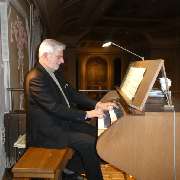 Institutsleiter Mag. art. Michael Harry Poths an der Orgel