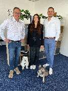 INTER Ärzte Service  Tobias Neidl - Teamfoto mit Bürohunden Cooper und Lilo