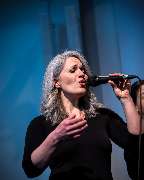 Jazzclub Karlsruhe e.V. - Die vielseitige Jazzsängerin Sarah Lipfert fasziniert das Publikum im Jazzclub Karlsruhe mit eindringlicher Stimme und emotionalem Ausdruck.