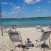 Die Strandbar von Jetski-Base mit gemütlichen Liegestühlen und Sandstrand lädt zum Verweilen ein - Durch die Bekalkung in der Saison 2017 ist das Wasser azurblau - Karibik Feeling pur - überzeugen Sie sich selbst!