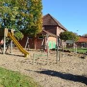 Johanniter-Kita Dörpshus - Auf dem Spielplatz der Johanniter-Kita Dörpshus in Groß Niendorf.