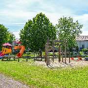 Johanniter-Kita Gänseblümchen - Auf dem Spielplatz der Johanniter-Kita Gänseblümchen in Rehhorst.