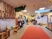 Johanniter-Kita Kleine Hanseaten - Der großzügige Spielflur in der Johanniter-Kita Kleine Hanseaten in Lübeck lädt zum Spielen ein.