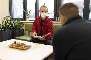 Johanniter-Unfall-Hilfe e.V. - Ambulanter Hospizdienst für Erwachsene - Johanniter-Fachbereichsleiter Marcel Schmidt liest einem Mann vor. Er möchte mit diesem Beispiel viele Männer für die ehrenamtliche Hospizarbeit gewinnen.