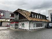 Johanniter-Unfall-Hilfe e.V. - Geschäftsstelle Buseck / Gießen - Reetdachhaus Außenansicht, Sitz verschiedener Fachbereiche wie Hausnotruf, Fahrdienste, Rettungsdienst und Logistik u.v.m.