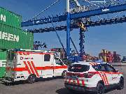 Johanniter-Unfall-Hilfe e.V. - Rettungswache Kehl - Zwei Einsatzfahrzeuge der Johanniter in Kehl vor der Kulisse des Kehler Rheinhafens.